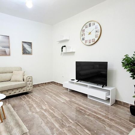 One-Bedroom Gem By The Square Tirana Extérieur photo