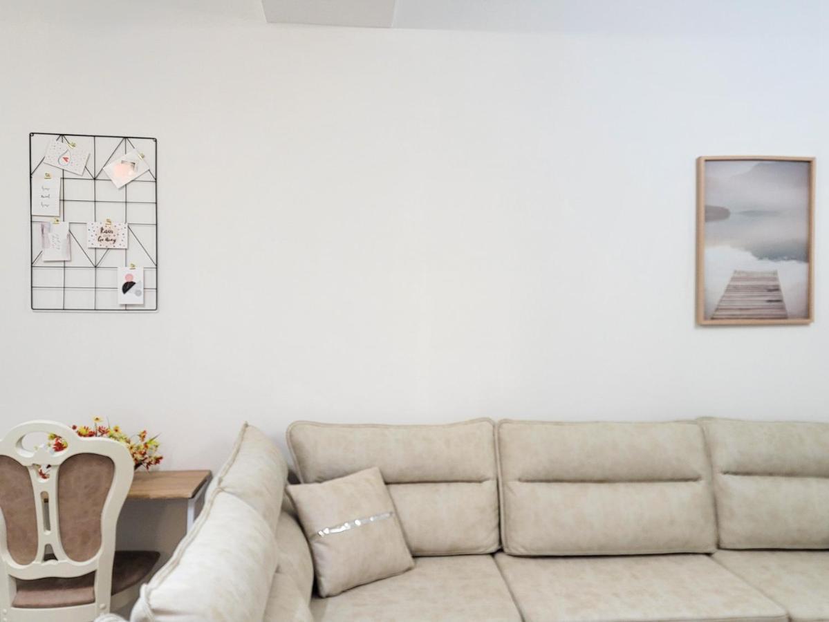 One-Bedroom Gem By The Square Tirana Extérieur photo