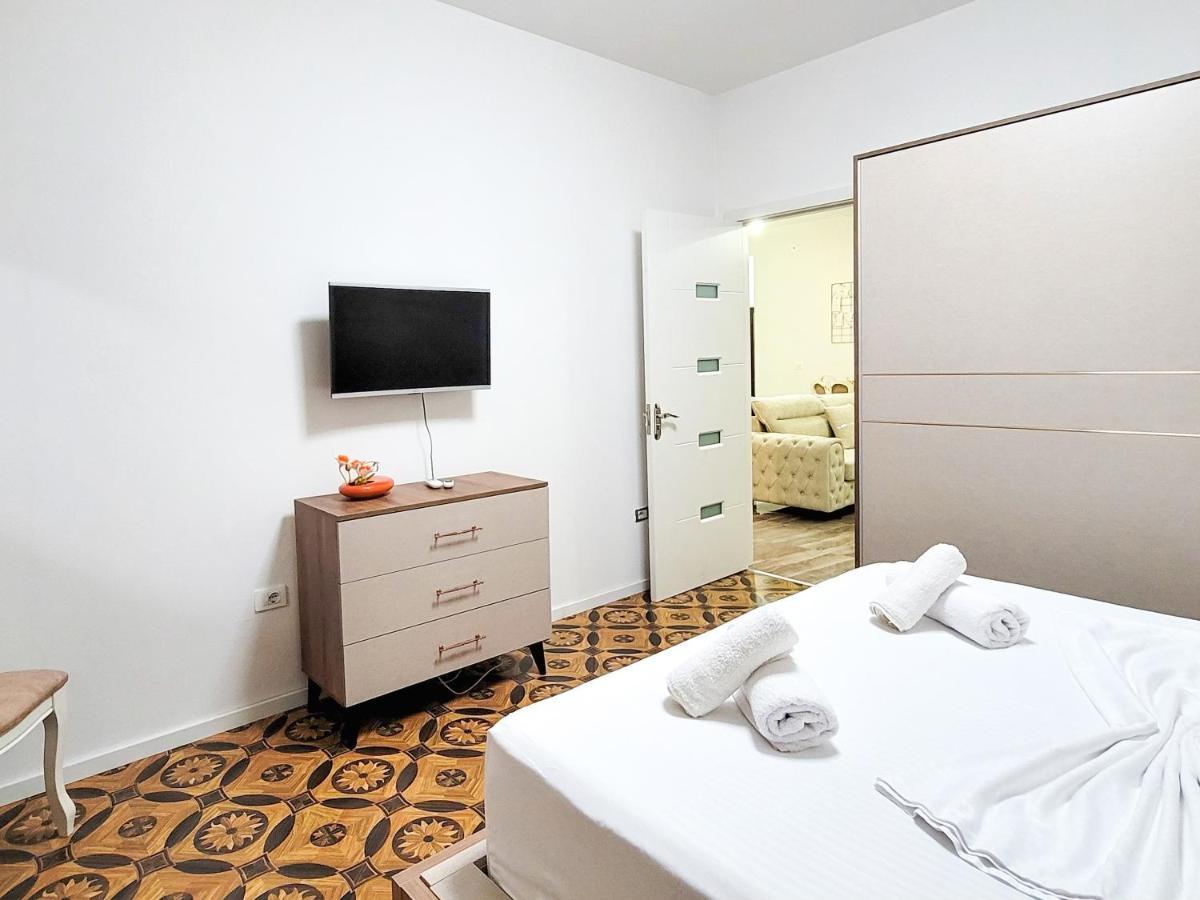 One-Bedroom Gem By The Square Tirana Extérieur photo