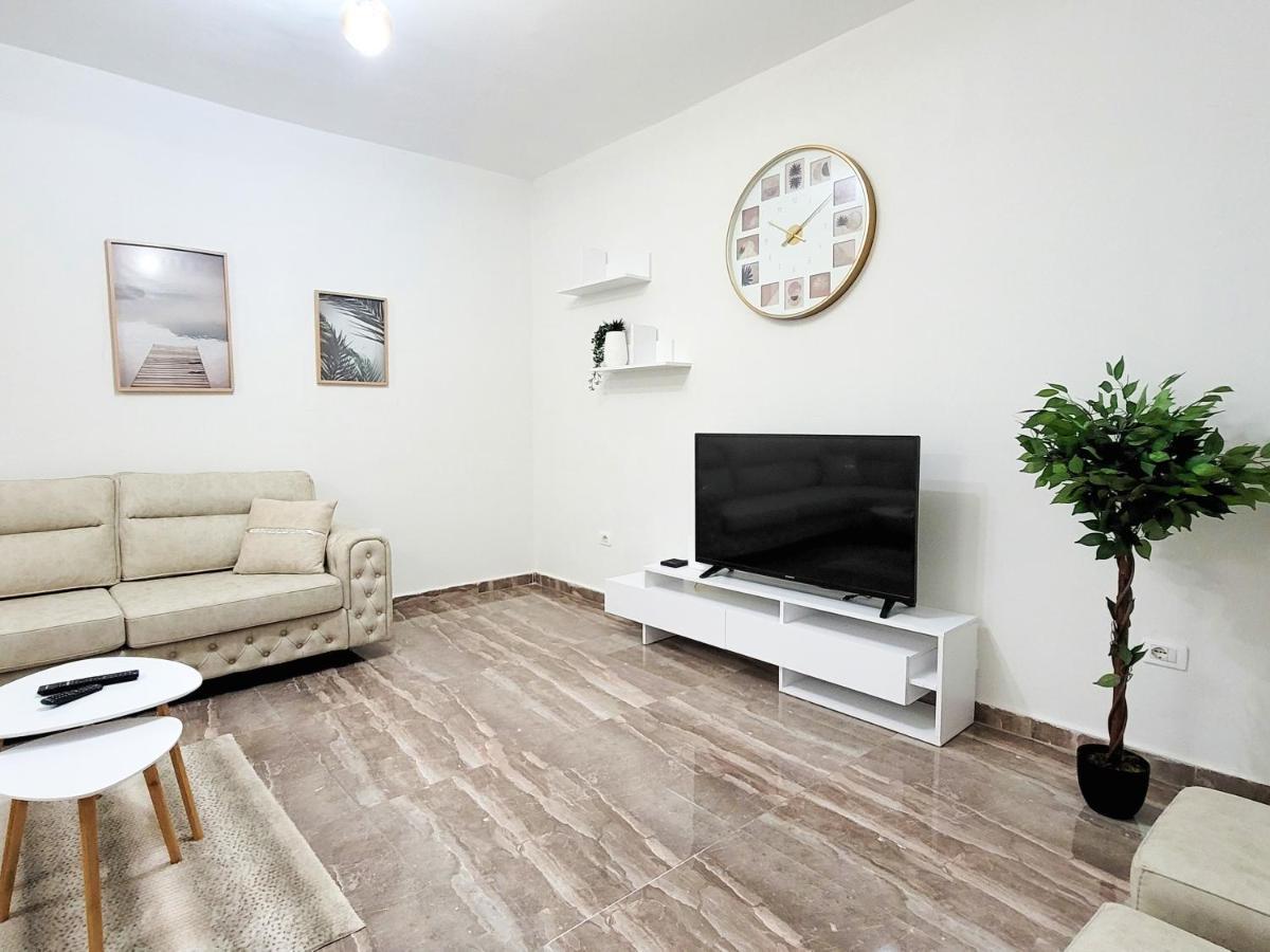 One-Bedroom Gem By The Square Tirana Extérieur photo