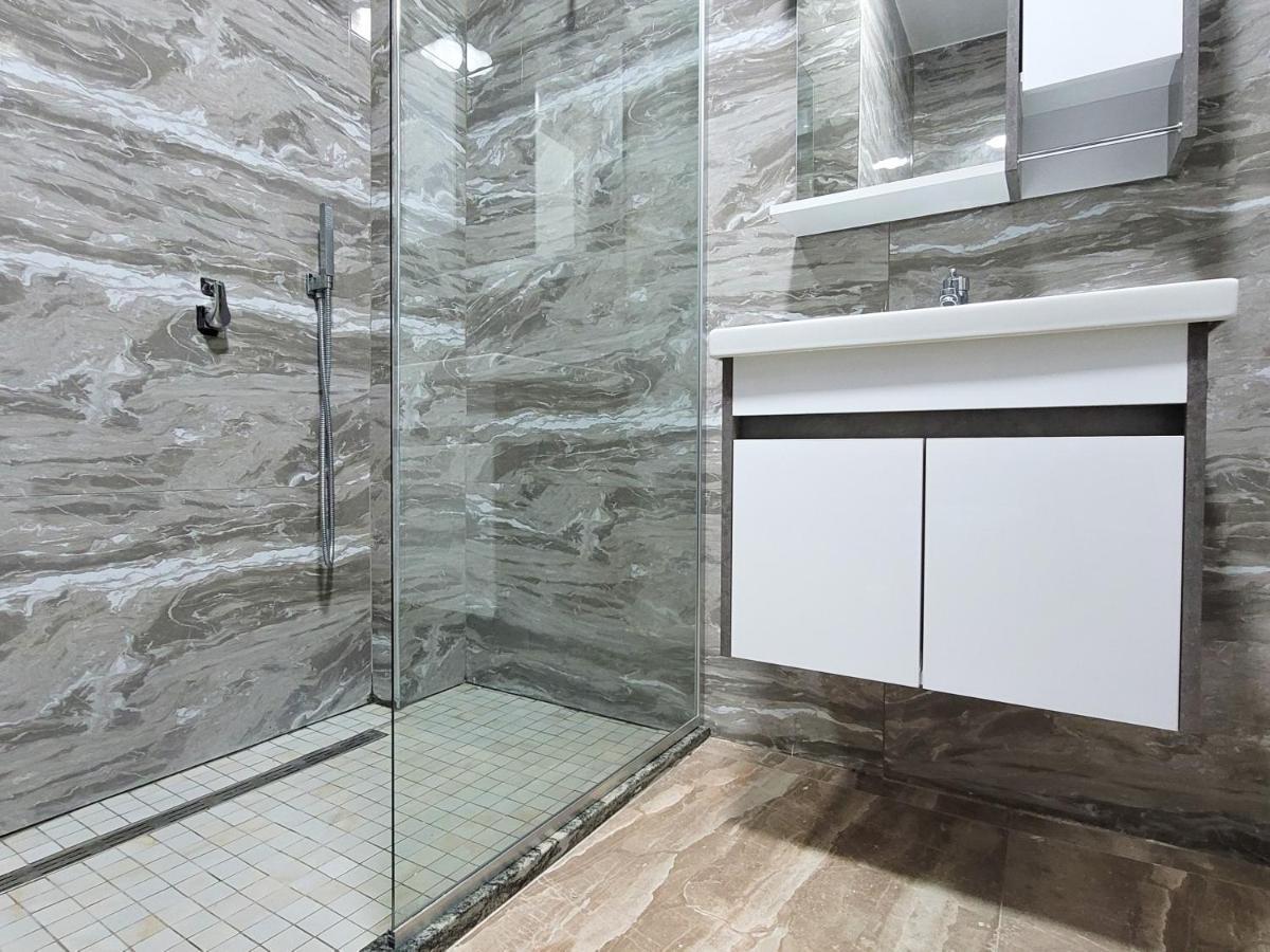 One-Bedroom Gem By The Square Tirana Extérieur photo