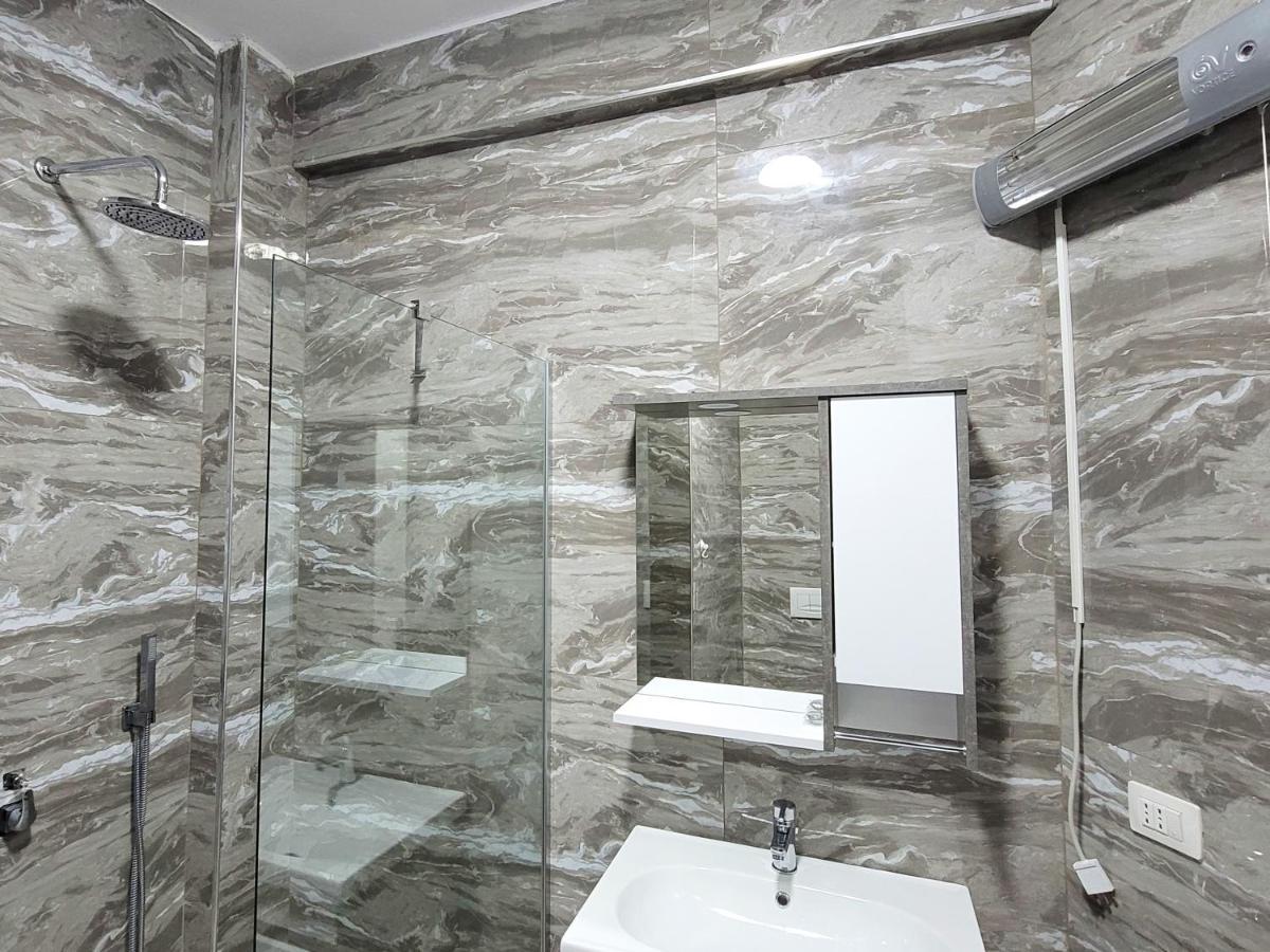 One-Bedroom Gem By The Square Tirana Extérieur photo