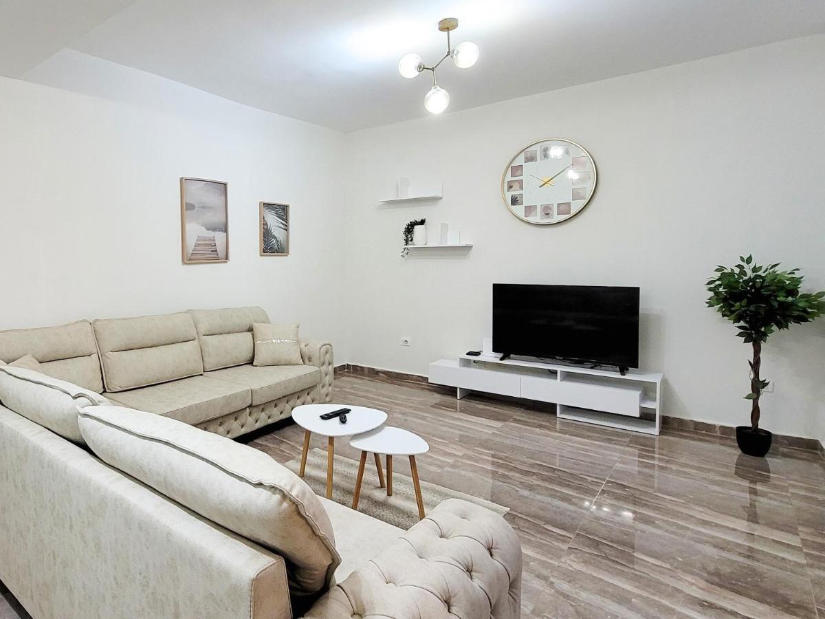 One-Bedroom Gem By The Square Tirana Extérieur photo