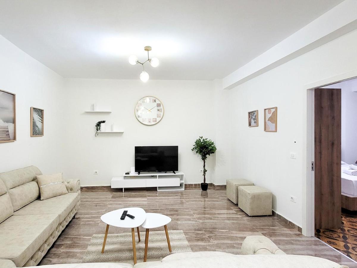 One-Bedroom Gem By The Square Tirana Extérieur photo