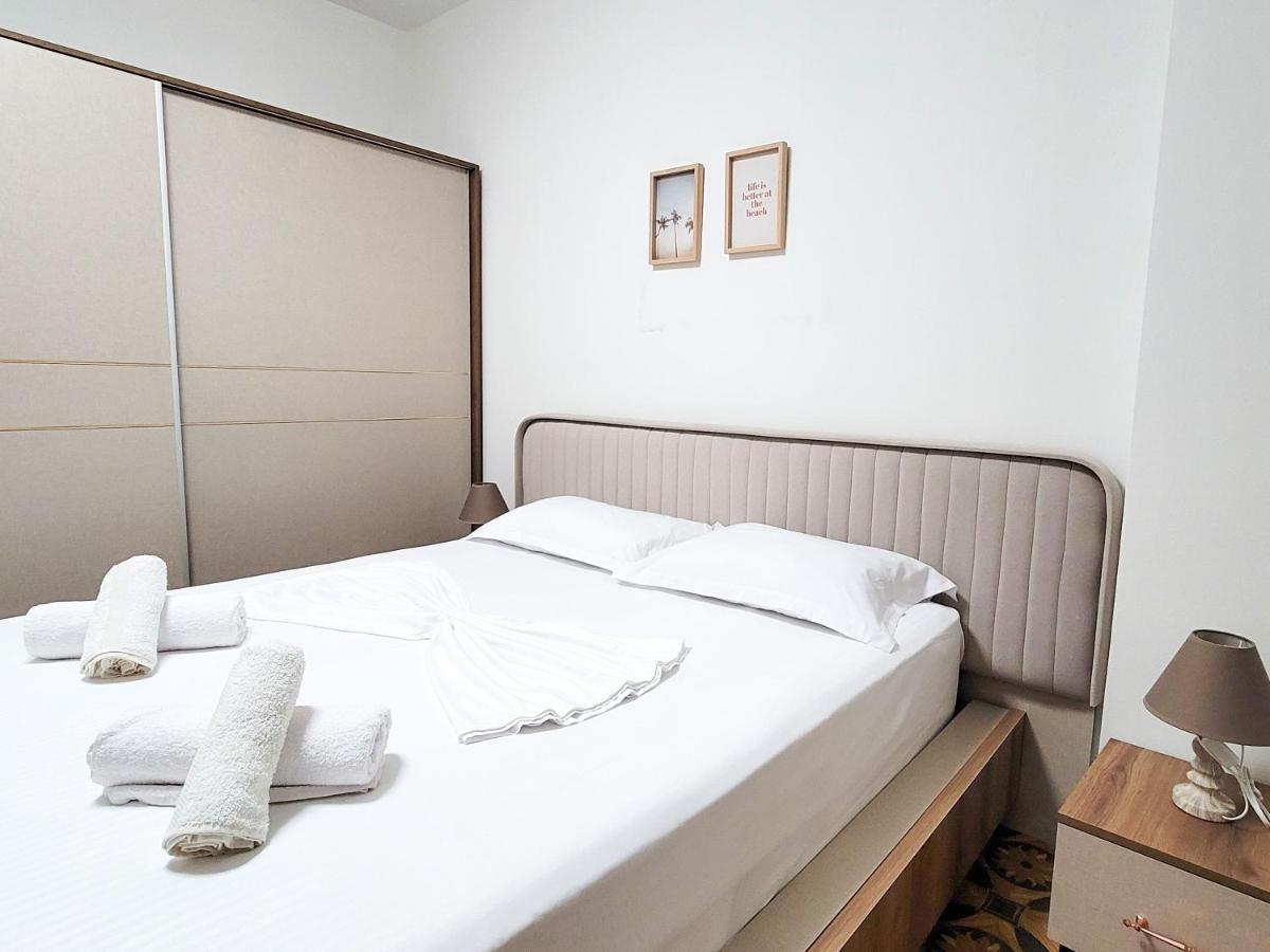 One-Bedroom Gem By The Square Tirana Extérieur photo