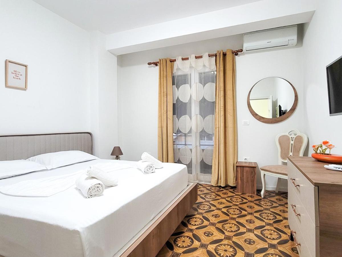 One-Bedroom Gem By The Square Tirana Extérieur photo