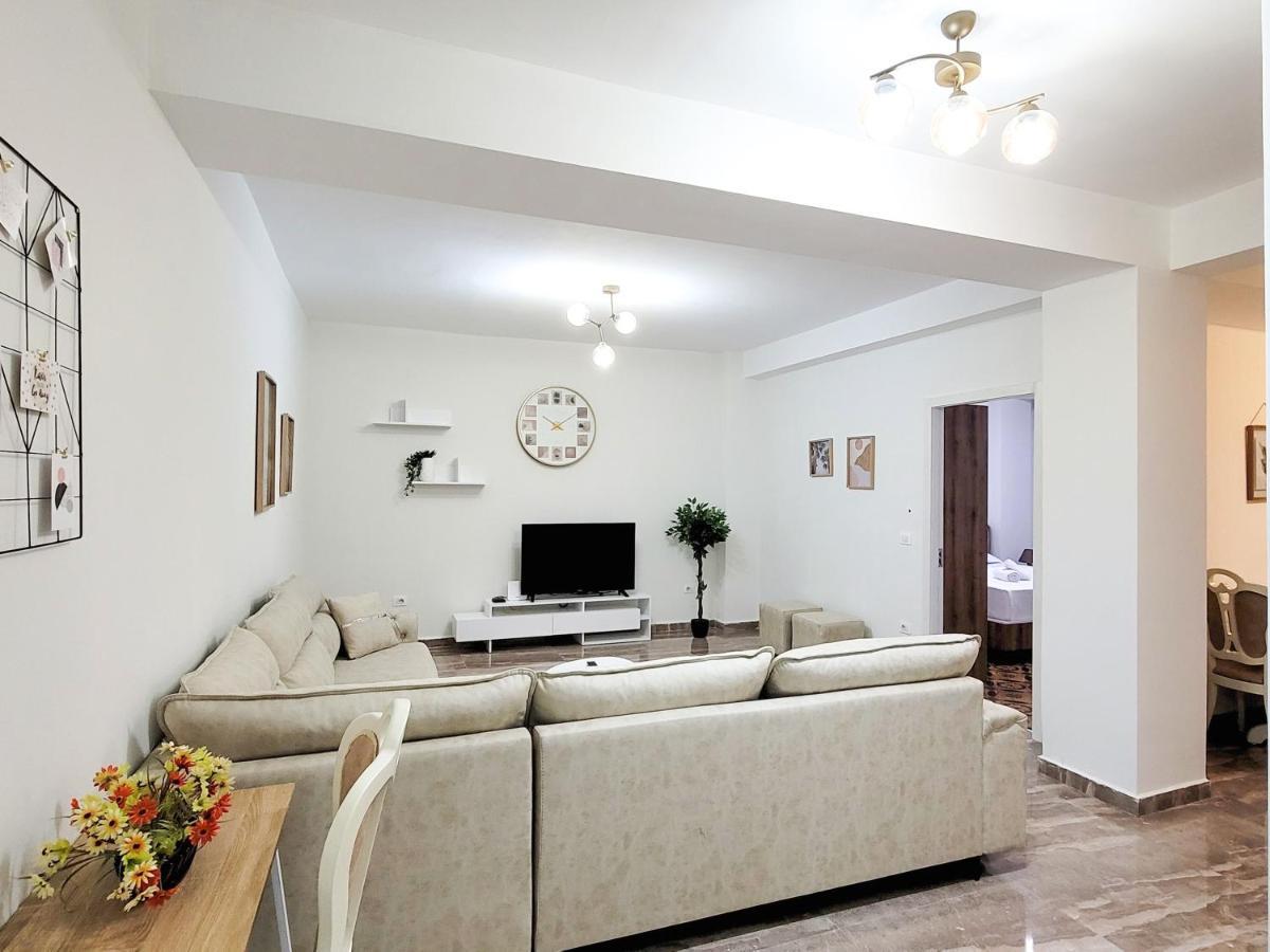 One-Bedroom Gem By The Square Tirana Extérieur photo