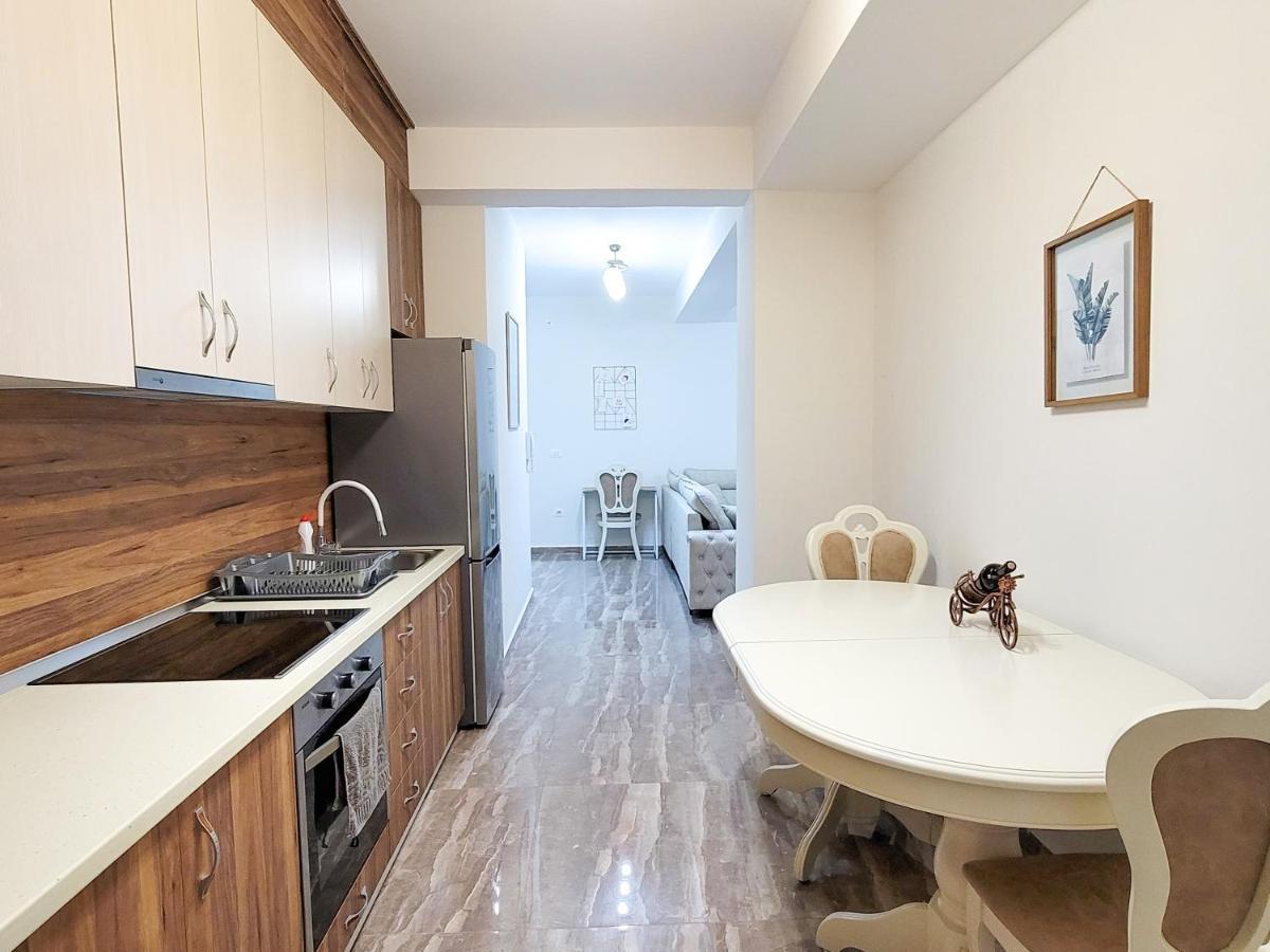 One-Bedroom Gem By The Square Tirana Extérieur photo