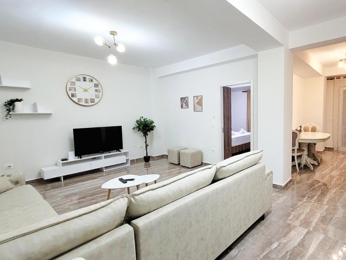 One-Bedroom Gem By The Square Tirana Extérieur photo