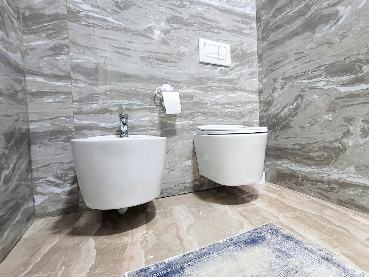 One-Bedroom Gem By The Square Tirana Extérieur photo